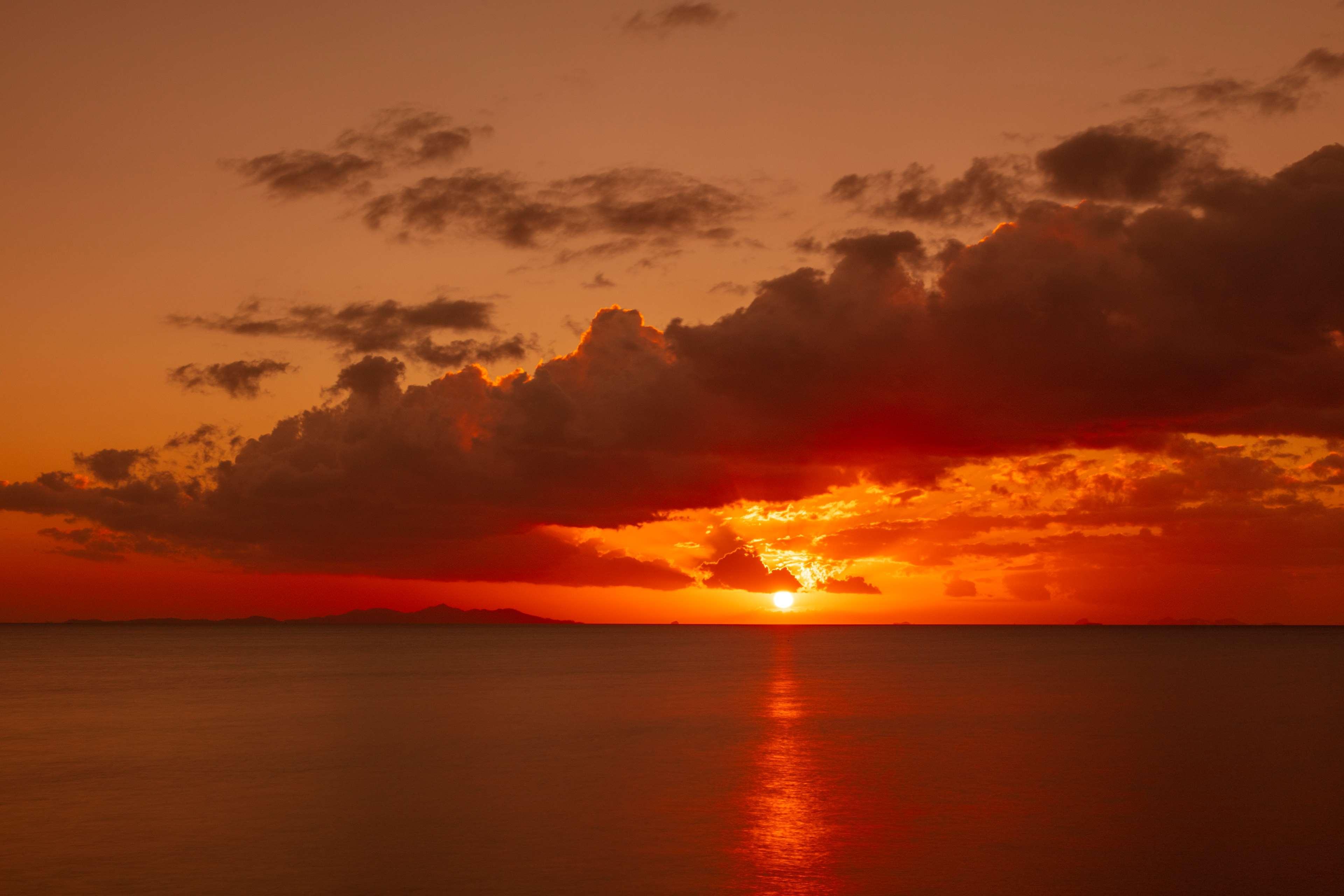 Radisson Blu Resort Fiji Denarau Island Exterior foto Sunset over the Atlantic Ocean