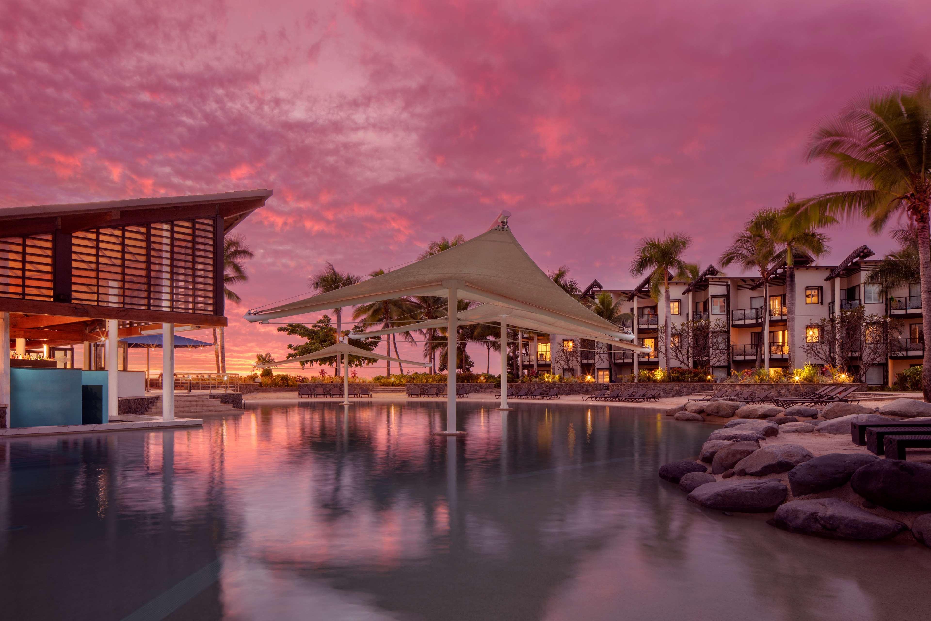 Radisson Blu Resort Fiji Denarau Island Exterior foto Sunset at the Sheraton Resort