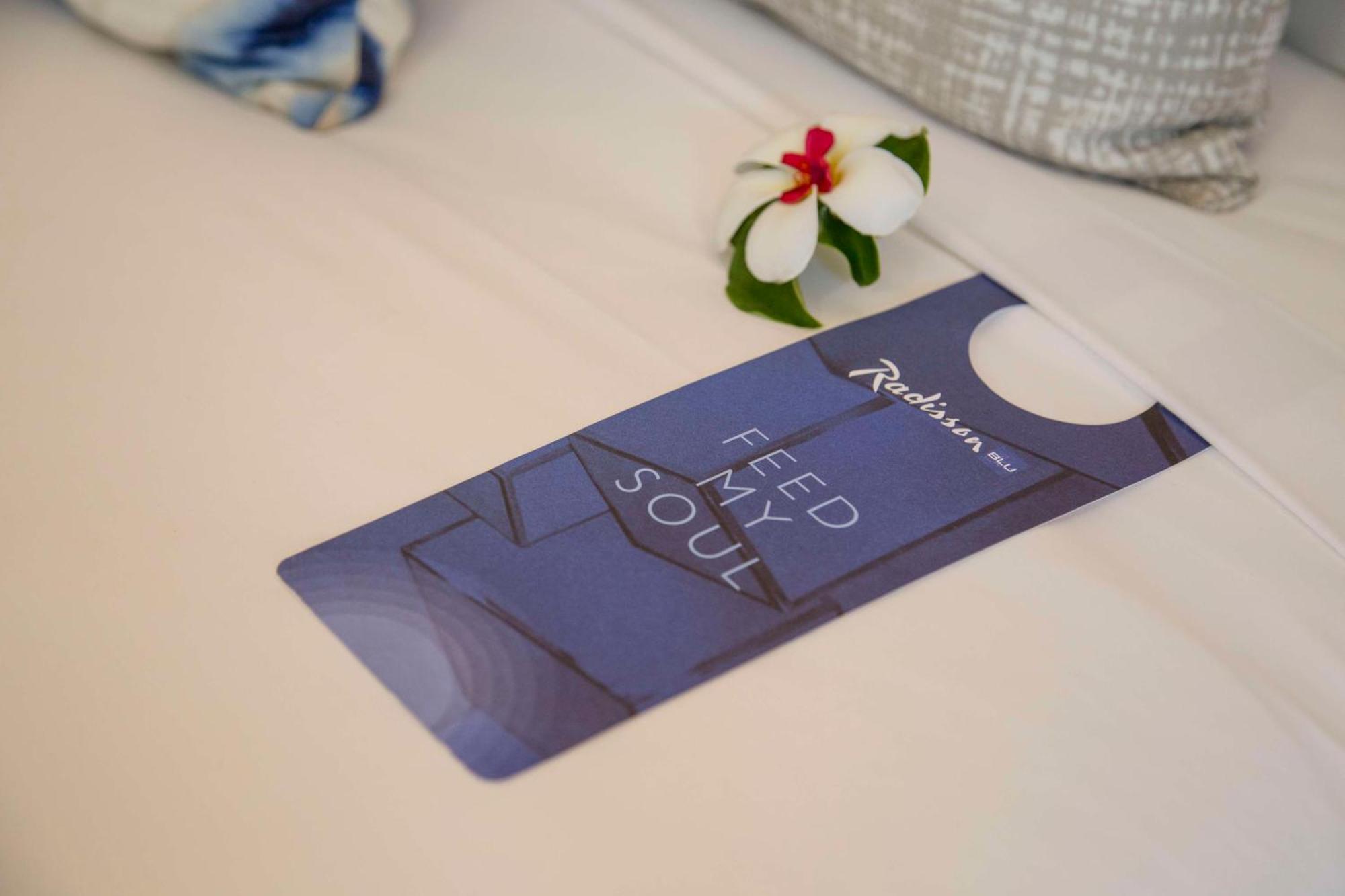 Radisson Blu Resort Fiji Denarau Island Exterior foto A door hanger